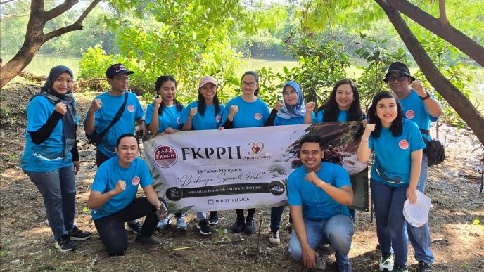 Kegiatan penanaman mangrove sebagai bagian dari program CSR hotel bersama komunitas di kawasan pesisir Surabaya
