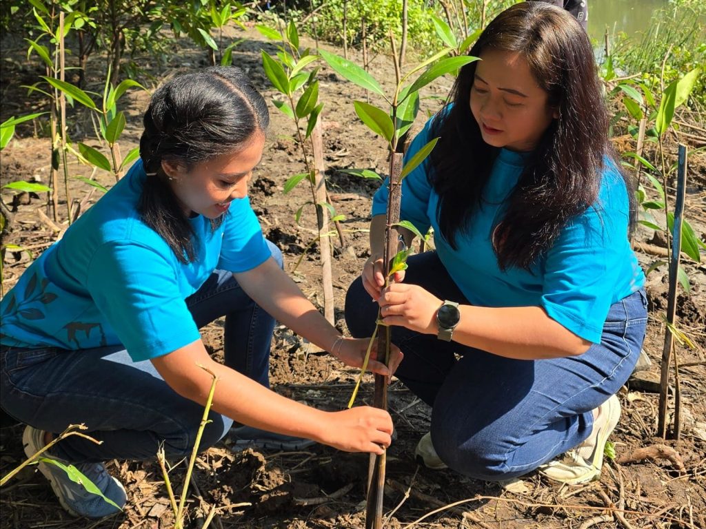 Peserta menanam bibit mangrove dalam program CSR hotel untuk mendukung pelestarian lingkungan pesisir