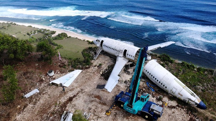 Proses pembangunan dan perakitan badan pesawat Boeing 737 Private Jet Villa Bali