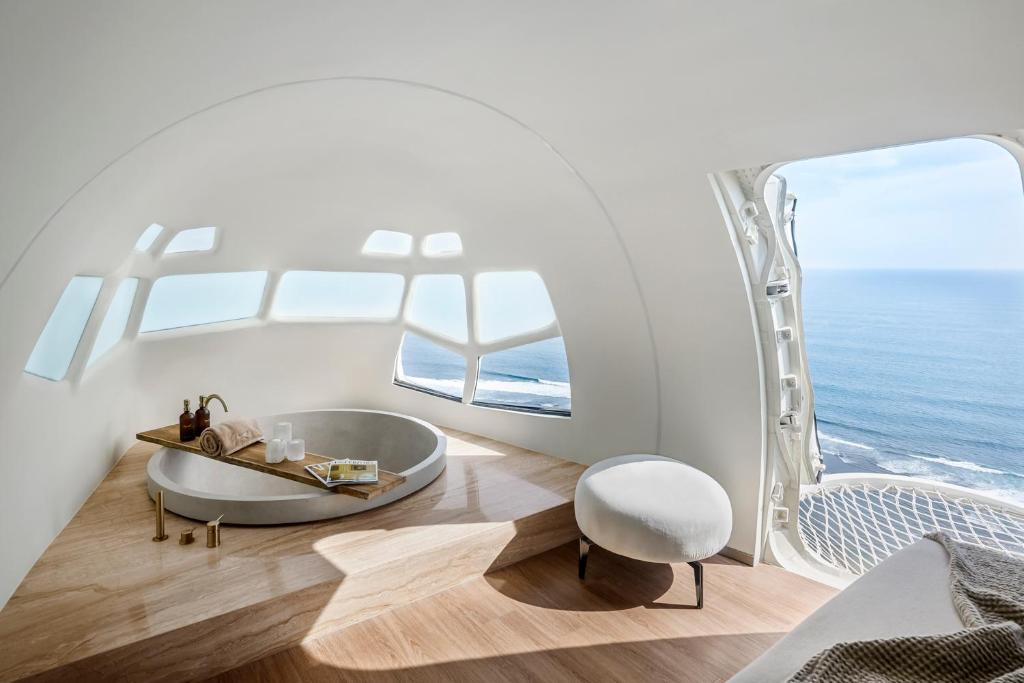Kamar mandi kokpit pesawat mewah dengan jacuzzi di Private Jet Villa Bali