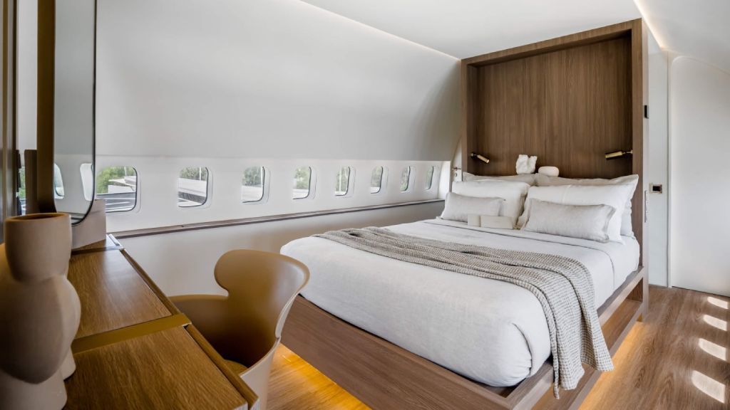 Desain interior kamar tidur mewah First Class Suite Private Jet Villa Bali