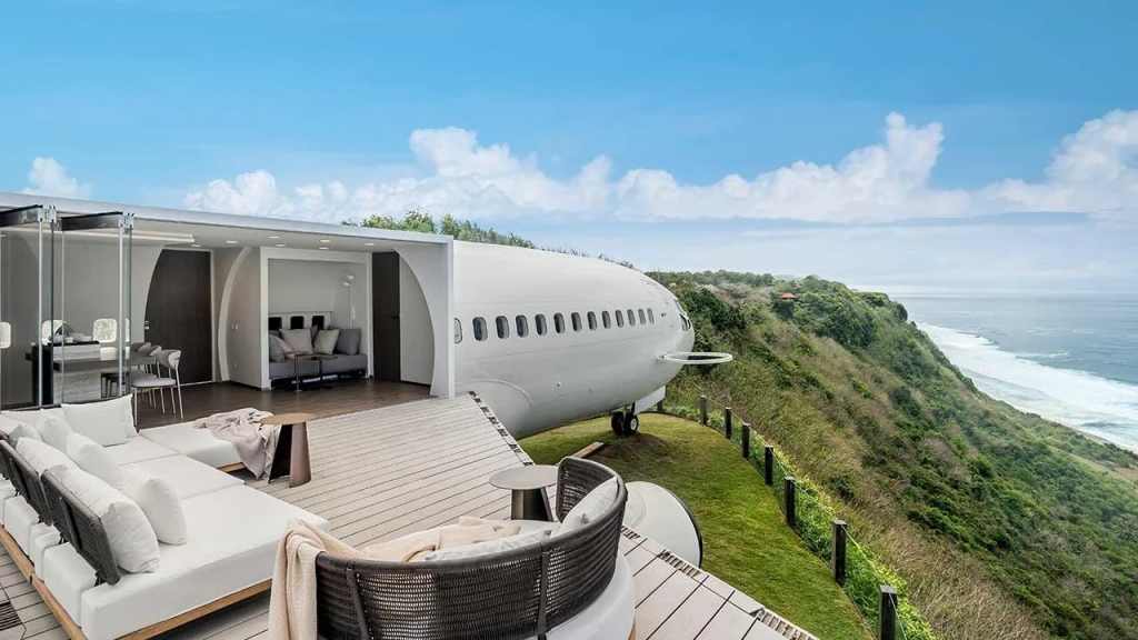 Area bersantai Wing Lounge di sayap pesawat Private Jet Villa Uluwatu Bali