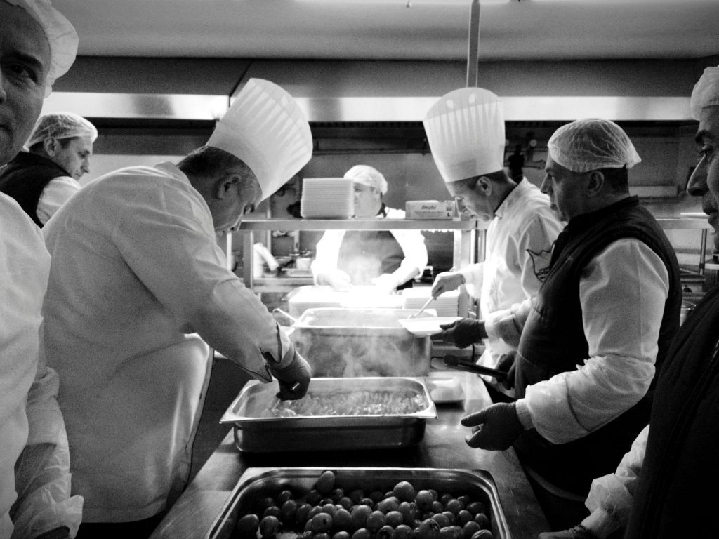 Chef hotel bekerja sama di berbagai station dapur profesional.