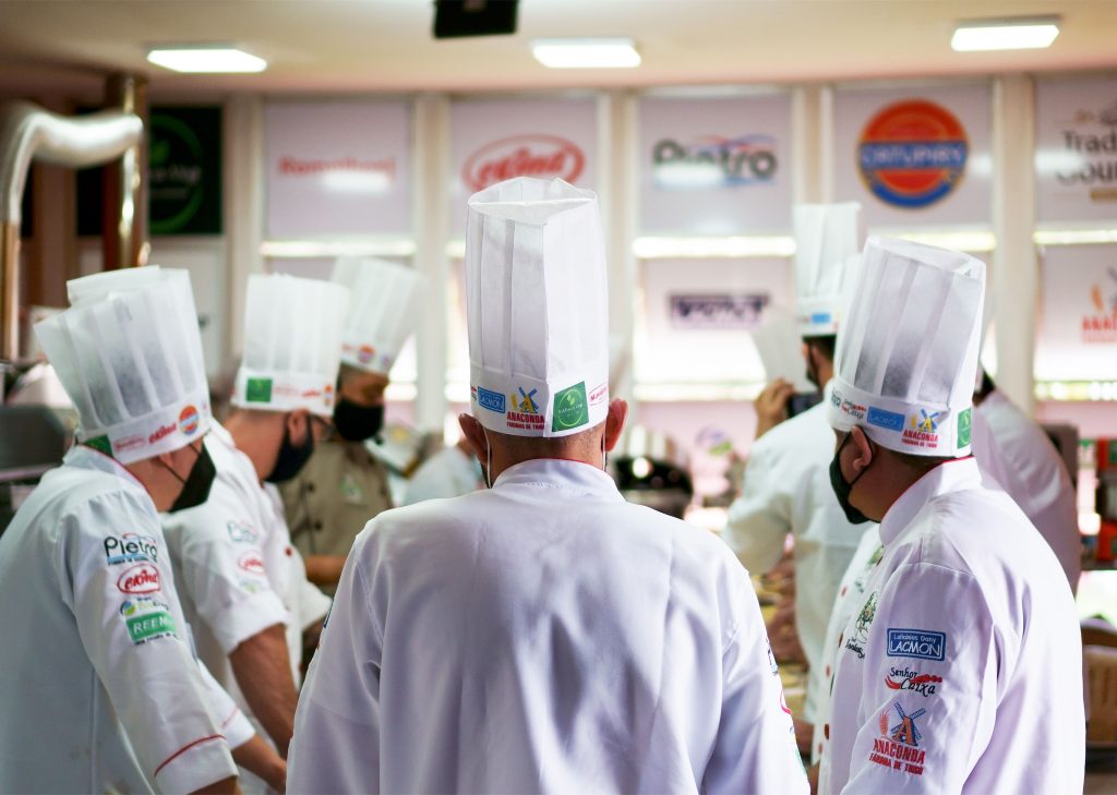 Tim dapur hotel melakukan briefing sebelum operasional dimulai.