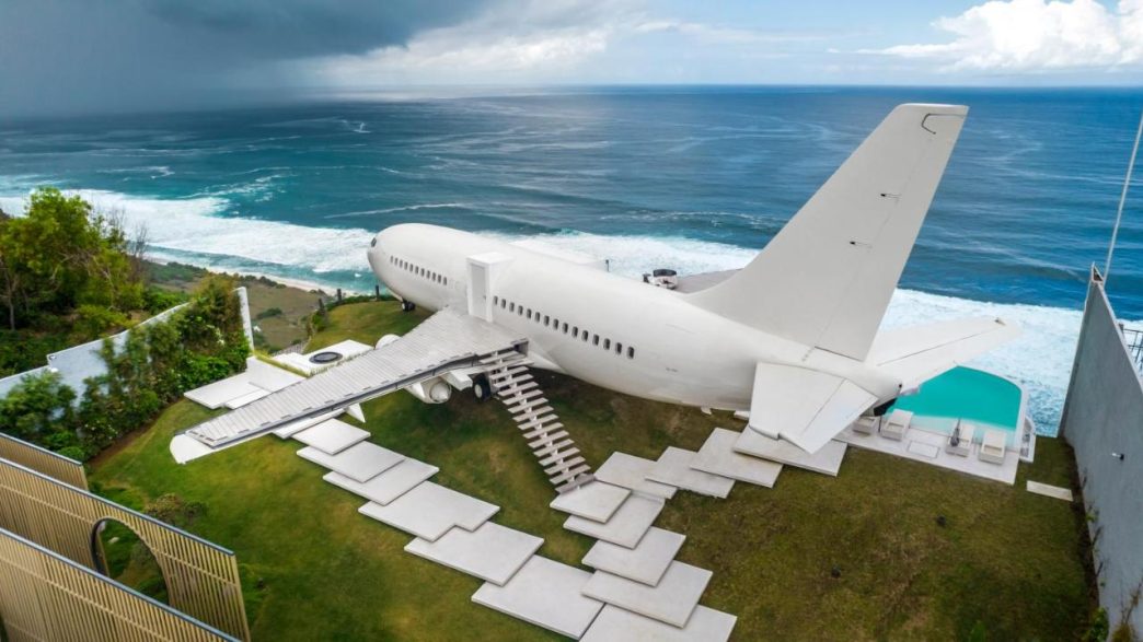 Private Jet Villa Bali tampak luar di atas tebing Uluwatu menghadap laut