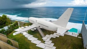 Private Jet Villa Bali tampak luar di atas tebing Uluwatu menghadap laut