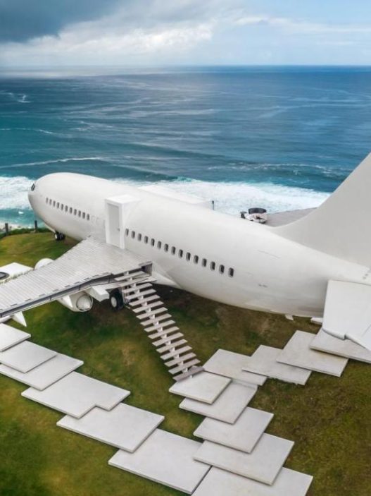 Private Jet Villa Bali tampak luar di atas tebing Uluwatu menghadap laut