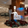 Dekorasi Le Petit Chef dengan patung koki dan sendok raksasa di lobi hotel