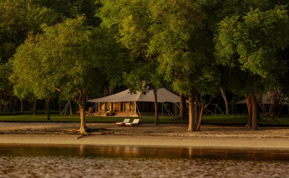  Keindahan resort tropis di Pulau Moyo.