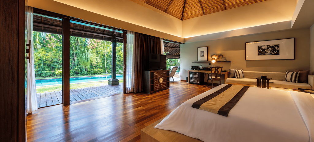 Interior Ametis Villa Bali dengan kamar tidur, ruang duduk, dan akses langsung ke kolam renang