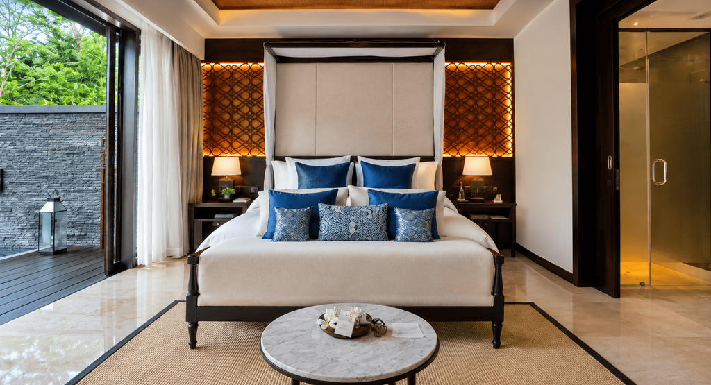 Kamar tidur mewah Samsara Ubud dengan tempat tidur berkanopi dan interior bernuansa elegan