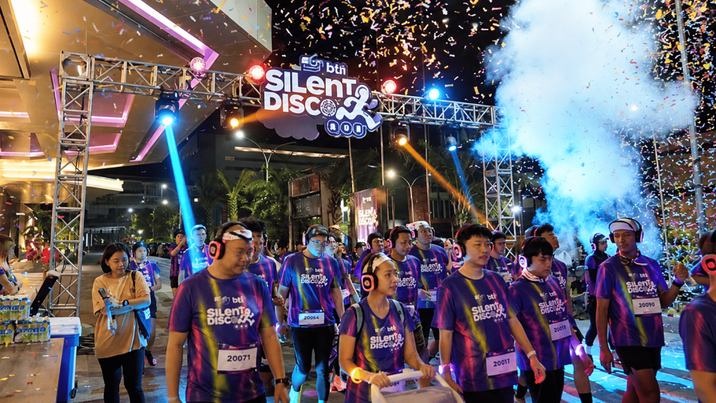 Aloft x BTN Silent Disco Run di Surabaya dengan peserta di depan panggung