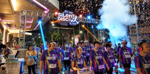 Aloft x BTN Silent Disco Run di Surabaya dengan peserta di depan panggung