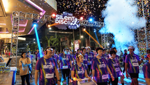 Aloft x BTN Silent Disco Run di Surabaya dengan peserta di depan panggung