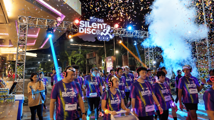 Aloft x BTN Silent Disco Run di Surabaya dengan peserta di depan panggung