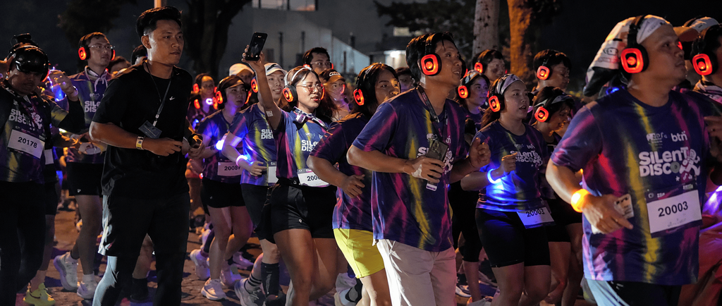 Peserta Silent Disco Run Surabaya berlari menggunakan silent headphones