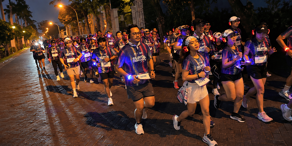 Musik dan suasana malam menjadi bagian dari pengalaman peserta selama menempuh rute Silent Disco Run