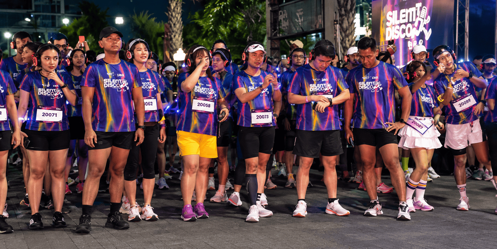 Peserta mengikuti Aloft x BTN Silent Disco Run dengan mengenakan kaus dan nomor peserta di Surabaya