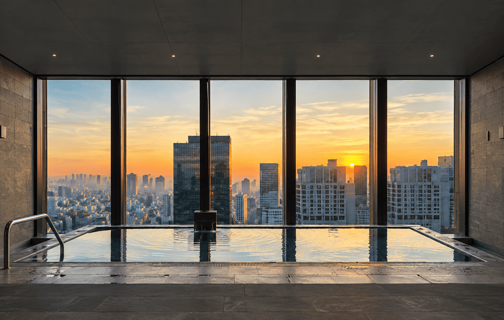 Hotel Aman Tokyo dengan kolam renang dan pemandangan kota saat matahari terbenam