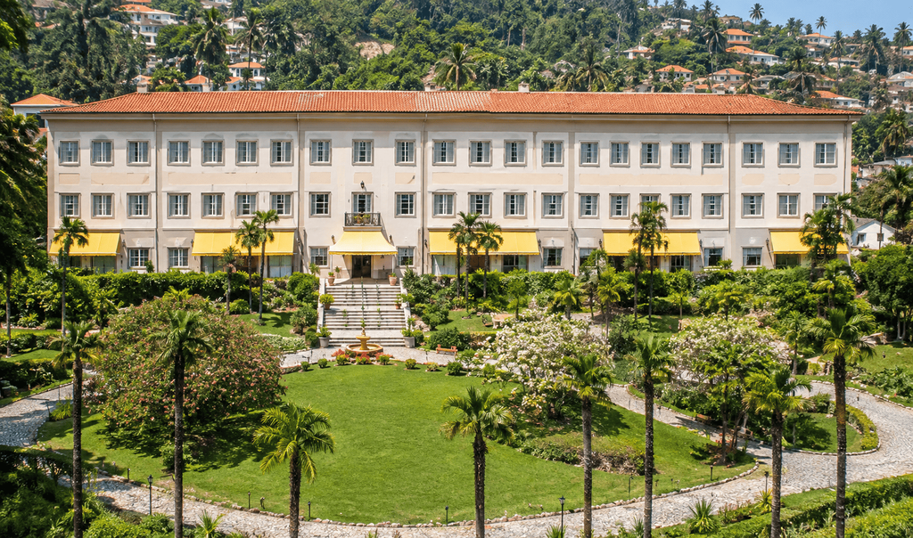 Hotel Passalacqua bergaya klasik dengan taman tropis dan lanskap perbukitan di sekitarnya