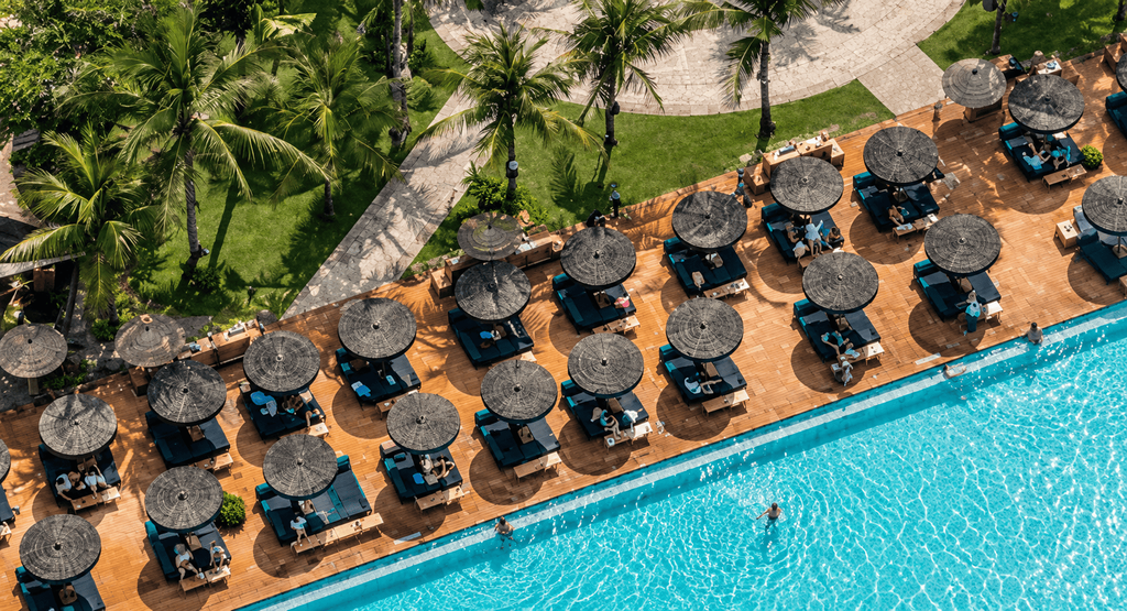 Desa Potato Head Bali dengan kolam renang, area lounge, dan taman tropis
