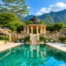 Amanjiwo Resort di Magelang dengan kolam renang dan pemandangan pegunungan