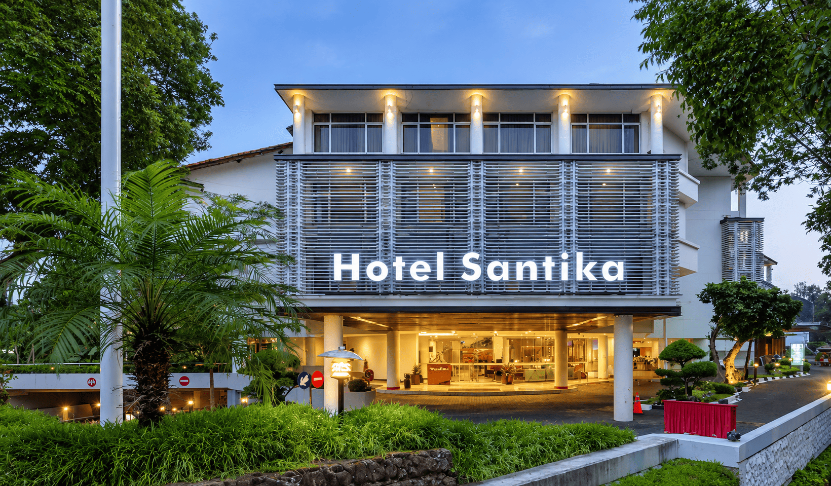 Hotel Santika sebagai bagian dari jaringan Santika Indonesia Hotels & Resorts