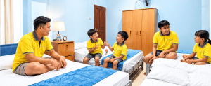 Anak-anak bersama pendamping berada di kamar YPKAI dengan tempat tidur dan perlengkapan kamar yang tertata