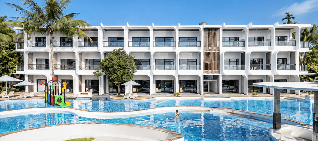 Grand Harvest Resort & Villas dengan area kolam renang dan bangunan hotel di kawasan tropis