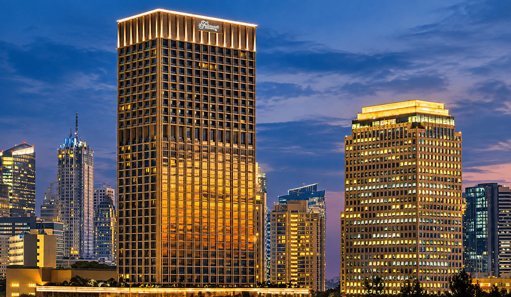 Tampilan eksterior Fairmont Jakarta pada malam hari