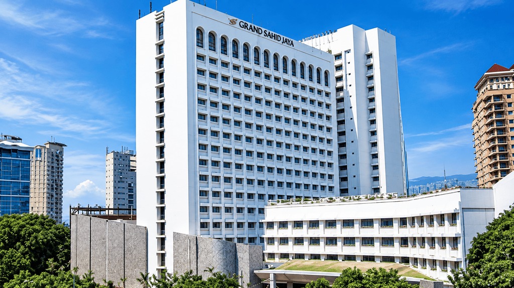 Fasad Grand Sahid Jaya Jakarta dengan langit biru