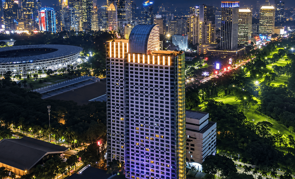 Hotel Mulia Senayan Jakarta dengan pemandangan kota pada malam hari