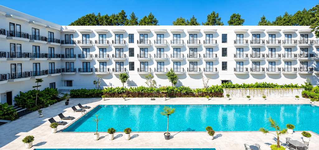 L'Eminence Golf & Resort Lembang dengan kolam renang jernih dan suasana resort yang nyaman