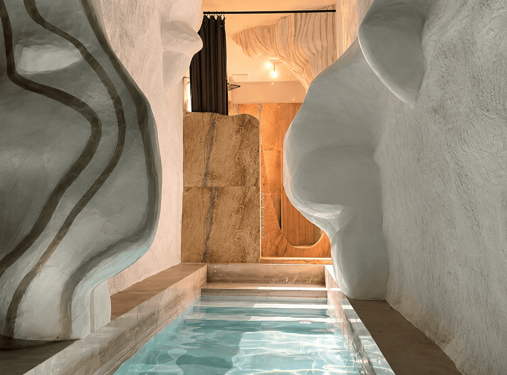 Gua Hotel Villa dengan desain interior alami, kolam air jernih, dan pencahayaan hangat yang menenangkan.