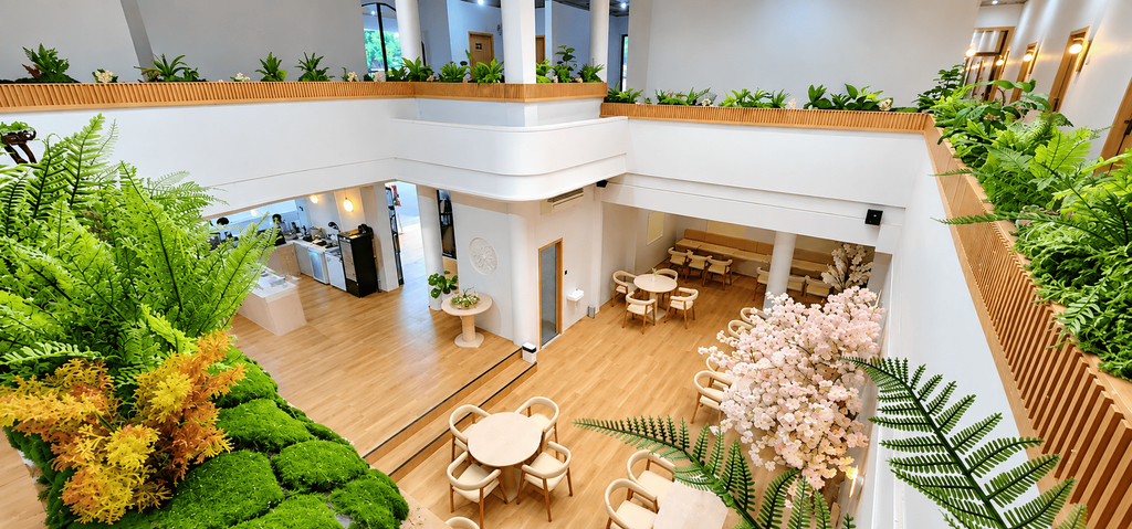 Tamashii Boutique Hotel Bandung dengan desain interior modern, area kafe estetik, dan dekorasi tanaman hijau yang asri.