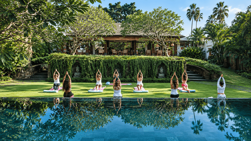 Aktivitas yoga di area outdoor hotel dengan suasana yang tenang