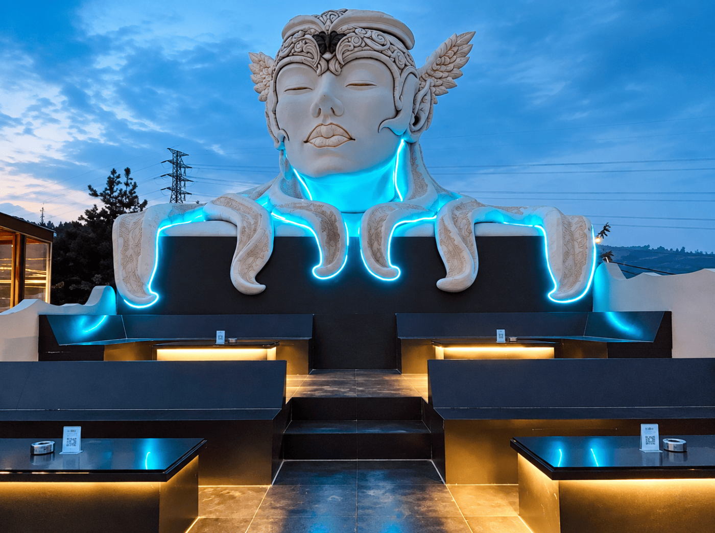 Patung ikonik di area GUA Art Resort Bandung dengan pencahayaan biru