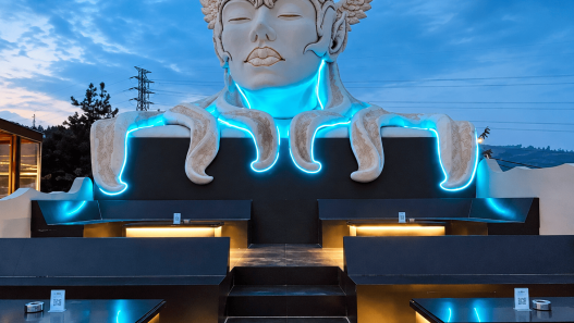 Patung ikonik di area GUA Art Resort Bandung dengan pencahayaan biru