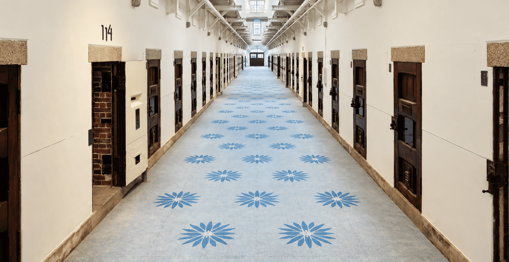 Koridor bekas sel penjara di HOSHINOYA Nara Prison