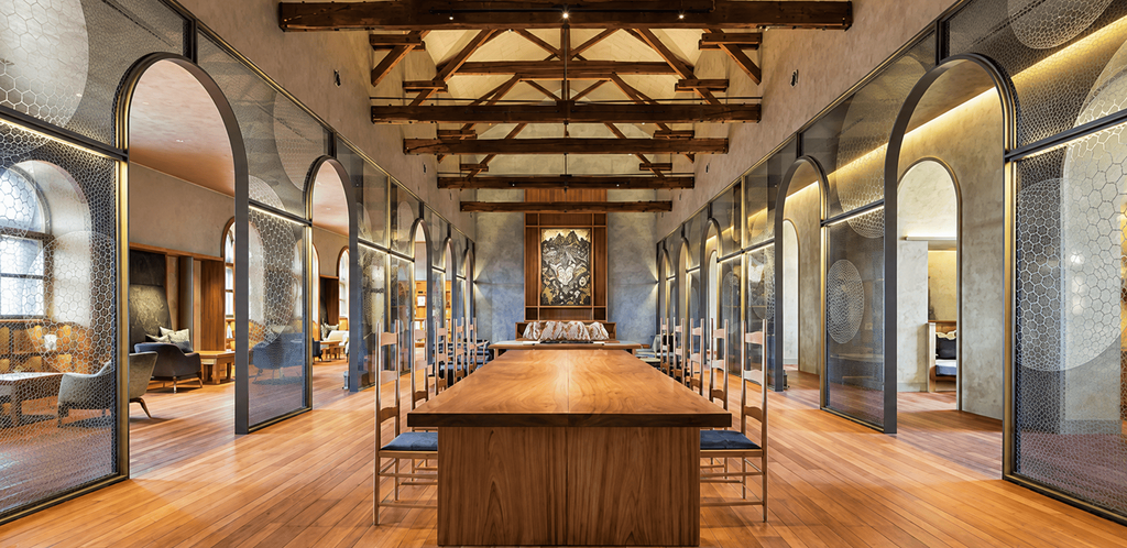 Dining room HOSHINOYA Nara Prison dengan desain interior bernuansa kayu dan arsitektur bersejarah