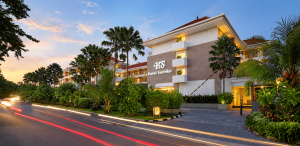 Hotel Santika dengan arsitektur modern, taman tropis, dan suasana senja