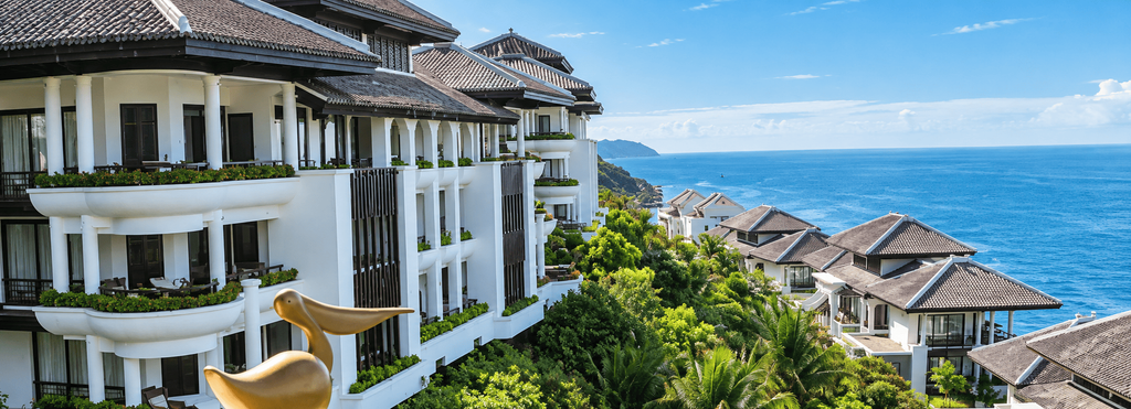 InterContinental Danang Sun Peninsula Resort dengan arsitektur putih bertingkat, villa, dan pemandangan laut di pesisir Da Nang, Vietnam.
