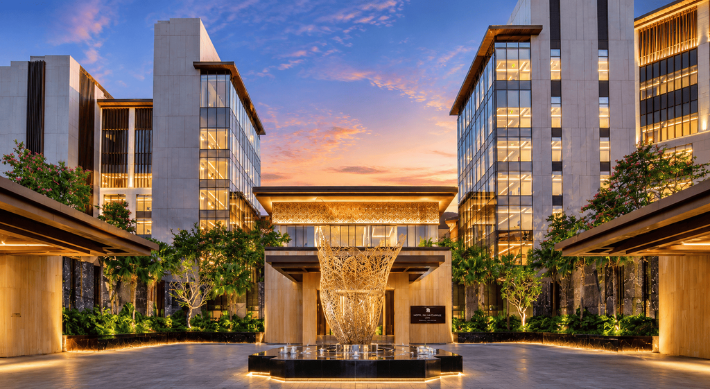 InterContinental Halong Bay Resort dengan arsitektur modern mewah, taman tropis, dan area lobi yang elegan saat senja.