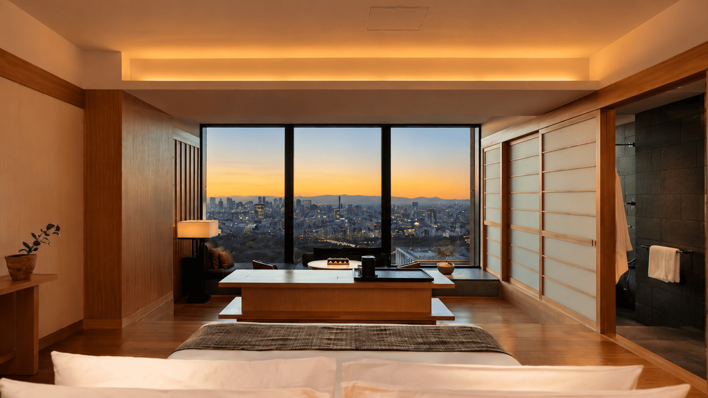Kamar Aman Tokyo dengan jendela besar yang menghadap panorama kota Tokyo saat matahari terbenam