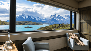 Kamar Explora Torres del Paine dengan pemandangan Lake Pehoé dan pegunungan Patagonia