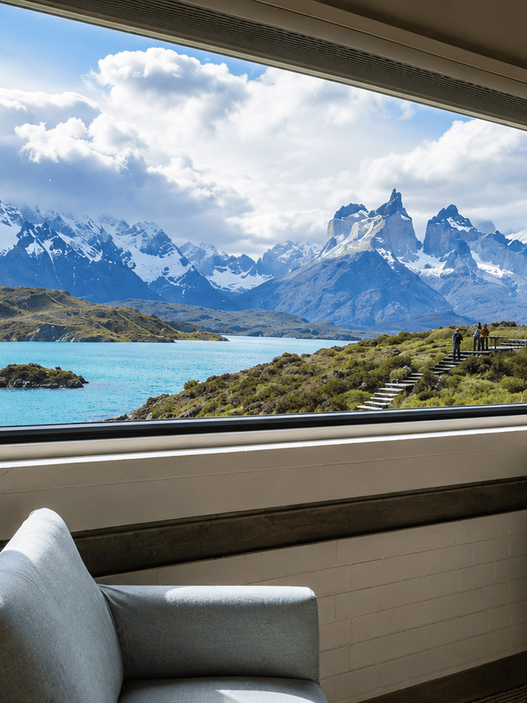 Kamar Explora Torres del Paine dengan pemandangan Lake Pehoé dan pegunungan Patagonia