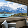 Kamar Explora Torres del Paine dengan pemandangan Lake Pehoé dan pegunungan Patagonia