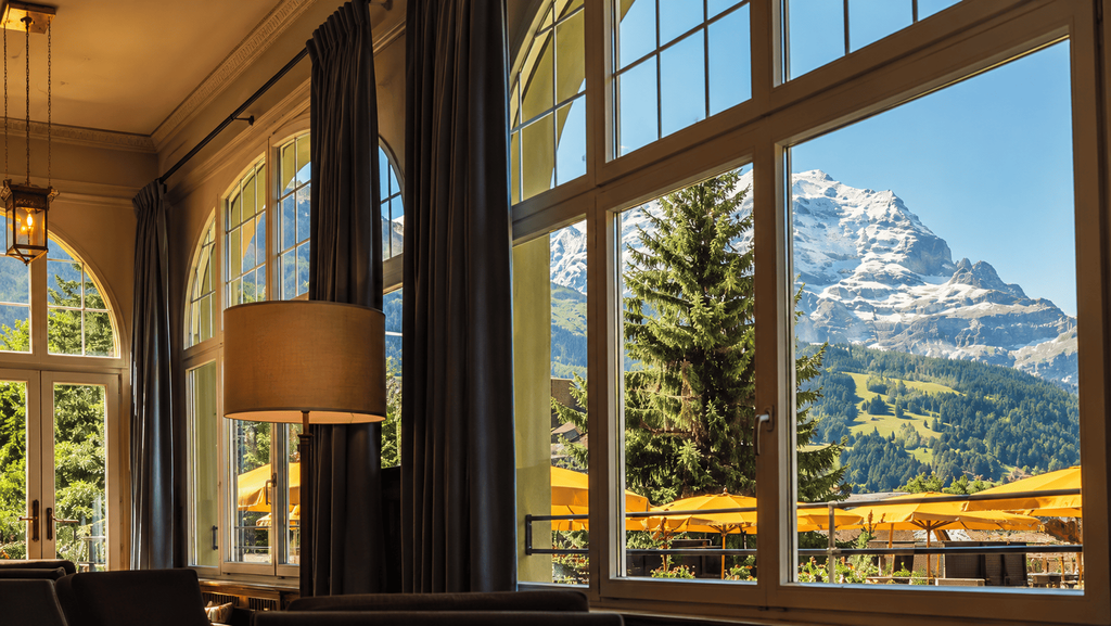 Grand Hotel Belvedere dengan jendela besar yang menghadap pemandangan Pegunungan Alpen dan Jungfrau