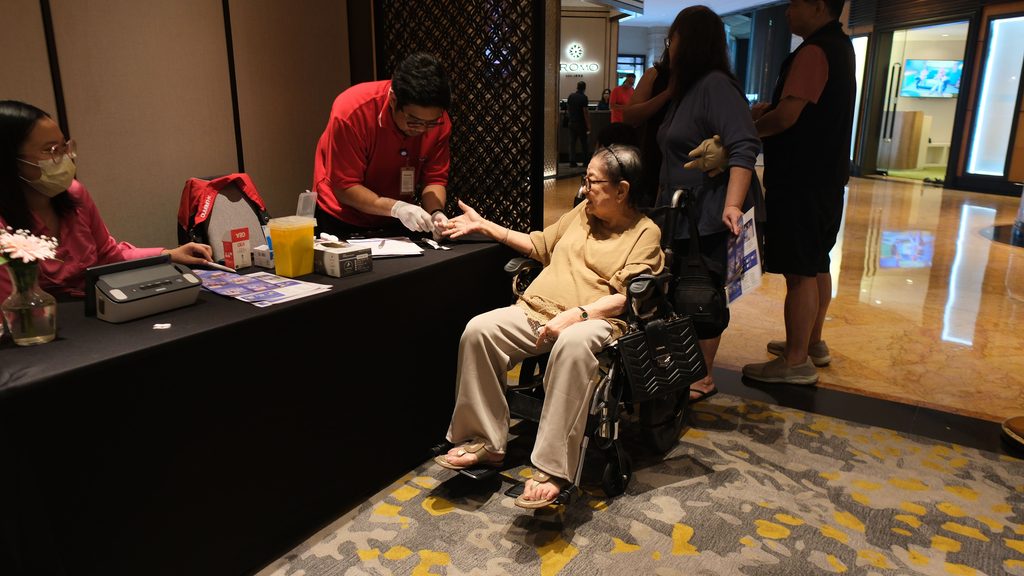 Pemeriksaan kesehatan oleh tenaga medis dalam rangkaian Heart Beats at Sheraton di Sheraton Surabaya