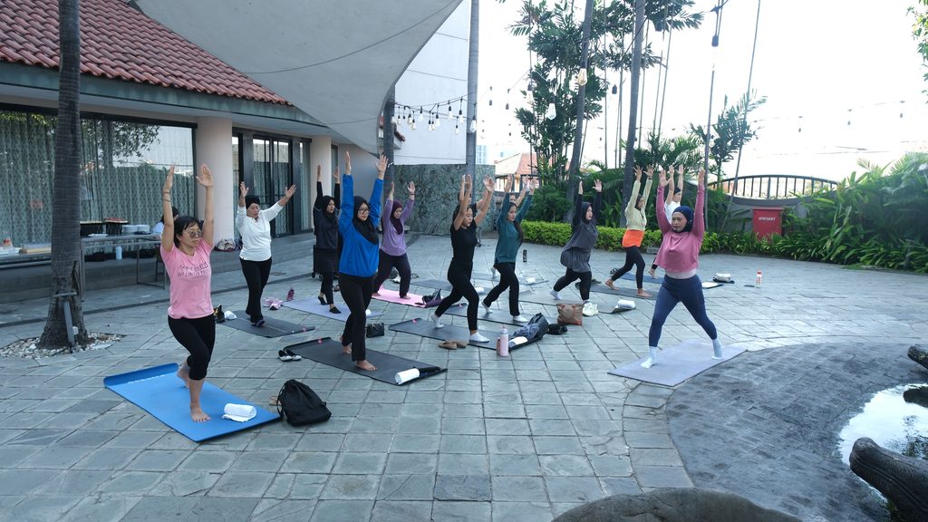 Peserta mengikuti sesi Mat Pilates dalam rangkaian Heart Beats at Sheraton di area outdoor Sheraton Surabaya